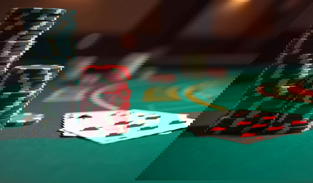 melbourne-poker-parties-waitress